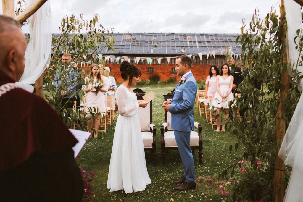 młoda para przed rustykalnym ołtarzem