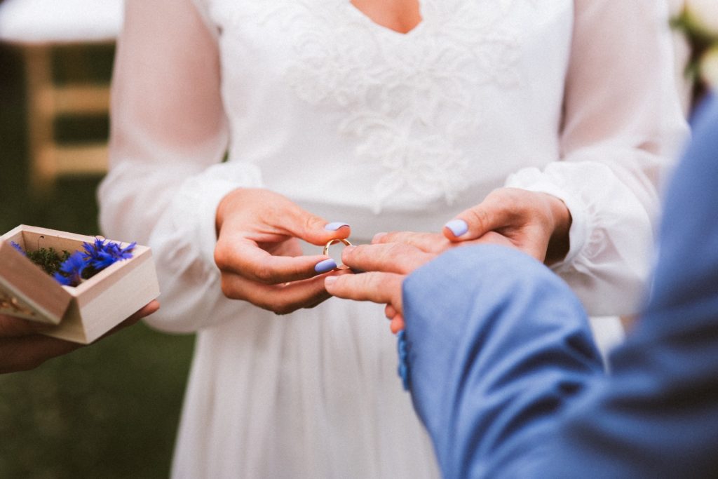 zakładanie obrączek ślubnych